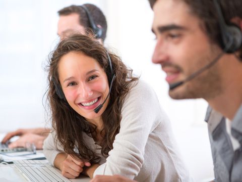 Junge Frau im Callcenter