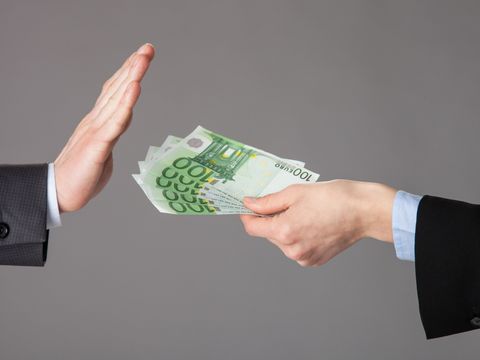 Hand lehnt angebotenen Geldbetrag ab