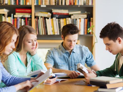 Studenten mit Büchern in einer Bibliothek