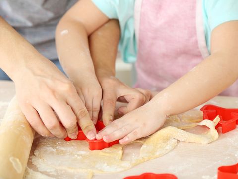 Kleines Mädchen kocht in der Küche