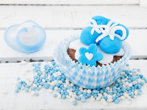 Cupcake dekoriert mit blauen Babyschühchen