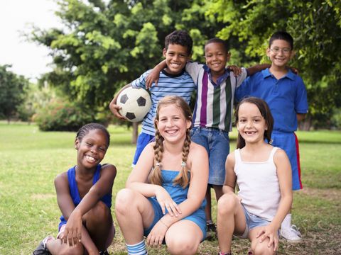 Kinder unterschiedlicher Herkunft bei gemeinsamen Spiel