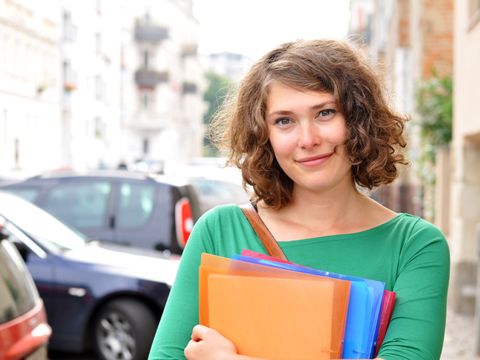 Studentin mit Arbeitsmappen