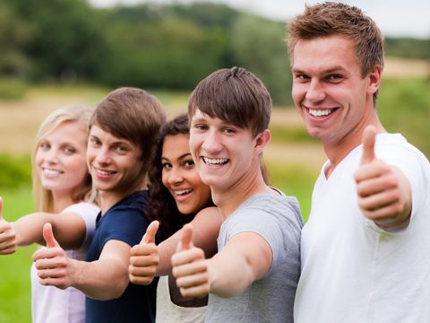 motiviertes team zeigt daumen hoch