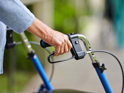 Bildausschnitt Seniorenhände an Rollator