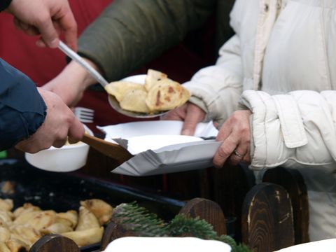 Eine Frau erhält Essen in einer Suppenküche