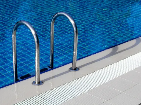 Schwimmbecken mit Leiter
