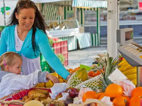 Muter mit Kind auf dem Markt
