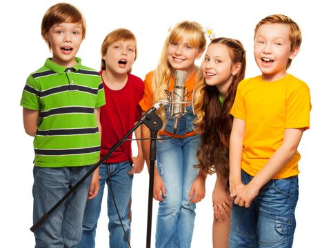Kindergruppe vorm Mikrofone