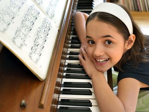 Mädchen am Klavier