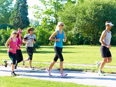 Mehrere Jogger im Park