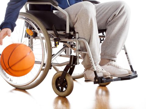 Rollstuhlfahrer spielt Basketball