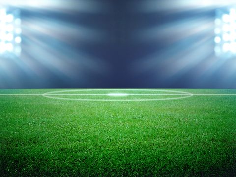 Fußballfeld mit Beleuchtung