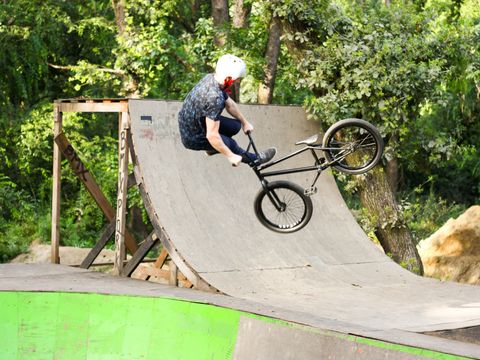 BMX-Fahrer springt