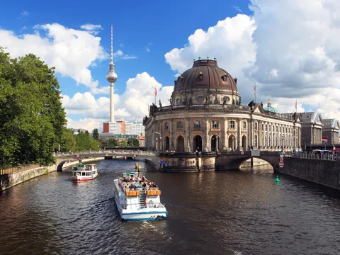 Bodemuseum und Fernsehturm von der Spree