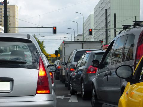 Stau vor der roten Ampel