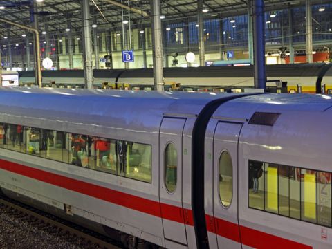 ICE im Bahnhof