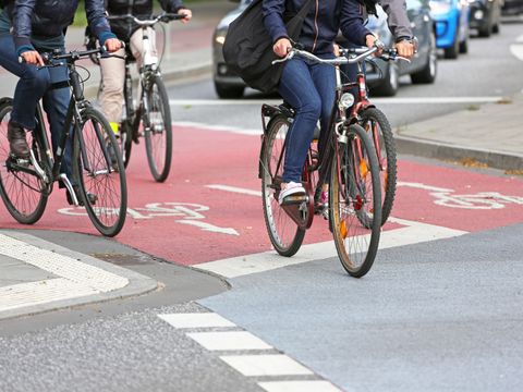 vier Radfahrer auf einem Radweg