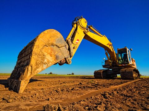 Bagger auf großer Freifläche