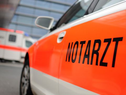 Bildausschnitt mit zwei Notarztwagen