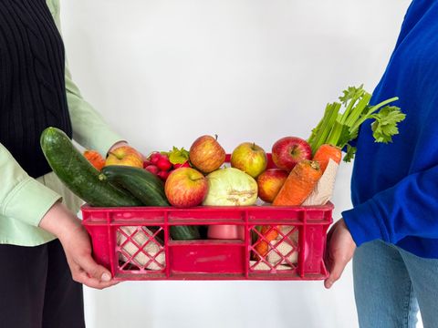 Eine SoLaWi-Kiste voller Obst und Gemüse