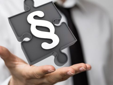 Paragraphensymbol schwebend über einer Hand
