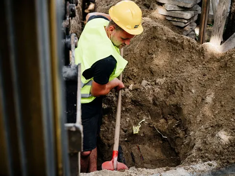 Wurzelwerk in Handschachtung umgehen