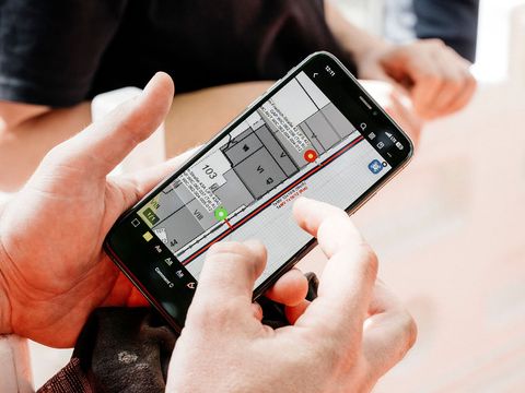 Handy mit Leitungsplan