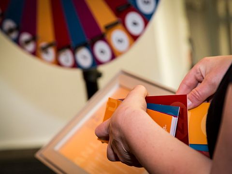 Das Glücksrad im Einsatz auf der Auftaktveranstaltung