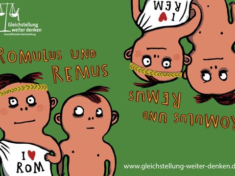 Auf der linken Seite: Romulus mit weißem beschriftetem Umhang "I love Rom" und einem Stirnband und Remus ohne Umhang. Auf der rechten Seite: Romulus ohne Umhang und Remus mit weißem beschriftetem Umhang "I love Rem" und einem Stirnband.
