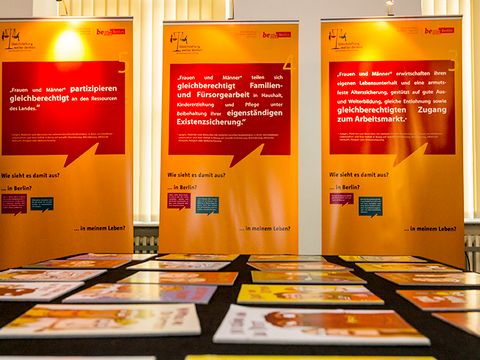 Im Vordergrund Tisch mit den Memorykarten drauf, im Hintergrund sind drei Infotafeln zu sehen
