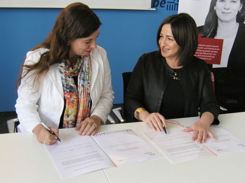 Frau Scheeres und Frau Kolat unterzeichnen die Kooperationsvereinbarung