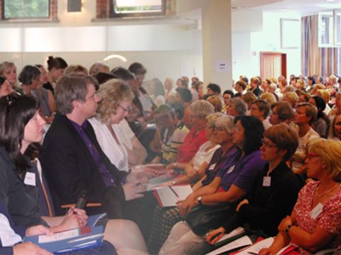 Konferenz-Teilnehmende bei Vortrag