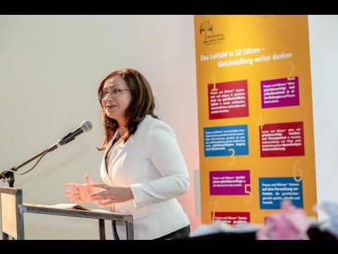 Die ehemalige Gleichstellungssenatorin, Dilek Kalayci, hält einen Vortrag.