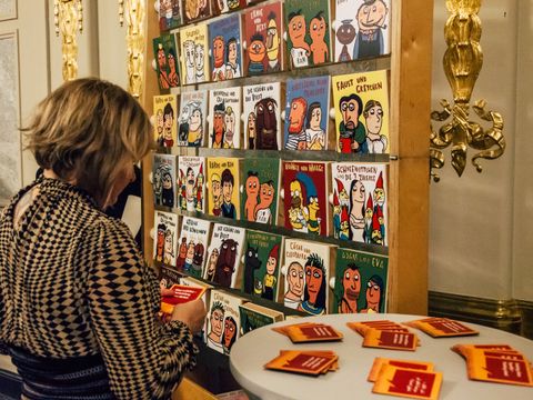 Frau steht vor dem Memospiel und studiert die gleichstellungspolitischen Leitsätze