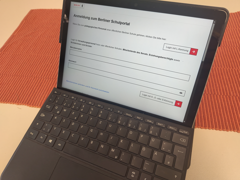 Login-Maske des Berliner Schulportals auf einem mobilen Endgerät für pädagogisches Personal