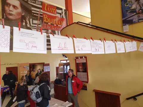 der rote Faden spannt sich durch den Vorraum des Babylons am Rosa-Luxemburg-Platz
