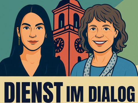 Eine grafische Illustration zeigt Sonja Schubert und Claudia Polzin vor dem stilisierten Spandauer Rathausturm. Im unteren Bildbereich steht groß der Schriftzug „Dienst im Dialog“.