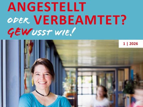 Titelbild einer Broschüre mit der Aufschrift „Angestellt oder verbeamtet? Gewusst wie!“ und der Ausgabe „1 | 2026“. Im unteren Bildbereich steht eine lächelnde Frau in einem hellen Schulflur; im Hintergrund sind unscharf weitere Personen und Türen zu sehen.