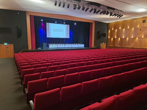 Personalversammlung leerer Saal