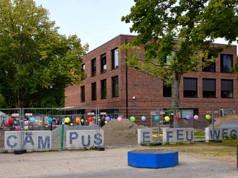 Campus Efeuweg Baustelle mit Eingangsmosaik