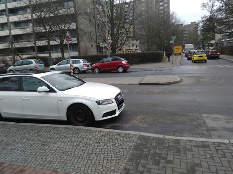 Straßenquerung - zugeparkt