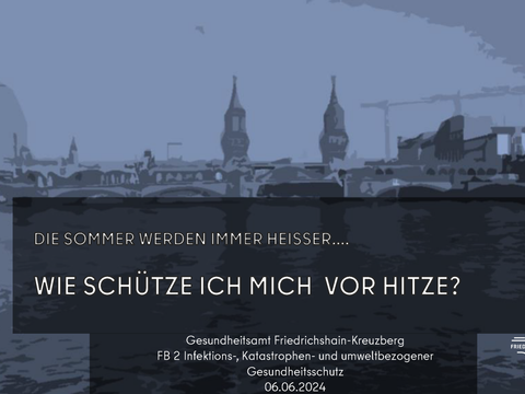 Im Hintergrund ist die Ringbahnbrücke Oberspree zu sehen, die die Spree im Berliner Stadtteil Treptow überquert. Im Vordergrund steht der Schriftzug: ‚Die Sommer werden immer heißer … Wie kann ich mich vor Hitze schützen? Gesundheitsamt Friedrichshain-Kreuzberg, FB 2 Infektions-, Katastrophen- und umweltbezogener Gesundheitsschutz.‘“
