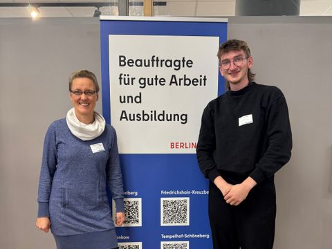 Sasha König und Romana Wittmer (Beauftragte für gute Arbeit und Ausbildung Friedrichshain-Kreuzberg) beim Betriebs- und Personalräteempfang Friedrichshain-Kreuzberg