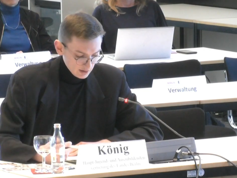 Sasha König, HJAV Vorsitz, im Abgeordnetenhaus von Berlin