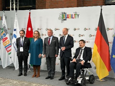 von links: Prinz Mired bin Ra´ad bin Zeid Al-Hussein (Prinz von Jordanien und stellv. Chef des Königlichen Haschemitischen Gerichts und der Vorsitzende des Obersten Rates für die Rechte von Menschen mit Behinderung), Svenja Schulze (Bundesministerin für wirtschaftliche Zusammenarbeit und Entwicklung der Bundesrepublik Deutschland), Seine Majestät König Abdullah II. bin Al Hussein (König der Haschemitischen Königreichs Jordanien), Nawaf Kabbara (Vorsitzender und Präsident der International Disability Alliance)