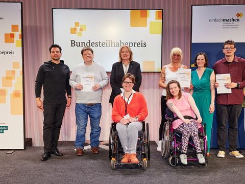 Bundesministerin Bärbel Bas (3. v.l.) mit den Gewinner*innen des Bundesteilhabepreises auf der Preisverleihung während der Inklusionstage 2025 in Berlin.