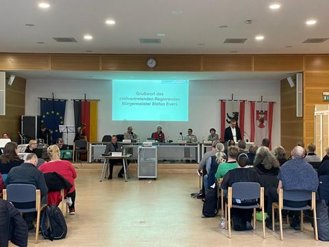Blick in den BVV-Saal des Rathauses Mitte, Herr Stefan Evers spricht Grußwort