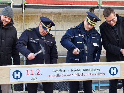 von links: Staatssekretär für Bauen Alexander Slotty; Ständiger Vertreter des Landesbranddirektors Per Kleist; Polizeivizepräsident Marco Langner; Staatssekretär für Inneres Christian Hochgrebe