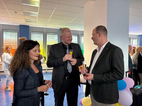 von links; Frau Senatorin Kiziltepe, Herrn Weickert (kommissarischer Präsident LFU) und Herrn Staatssekretär Straßmeir